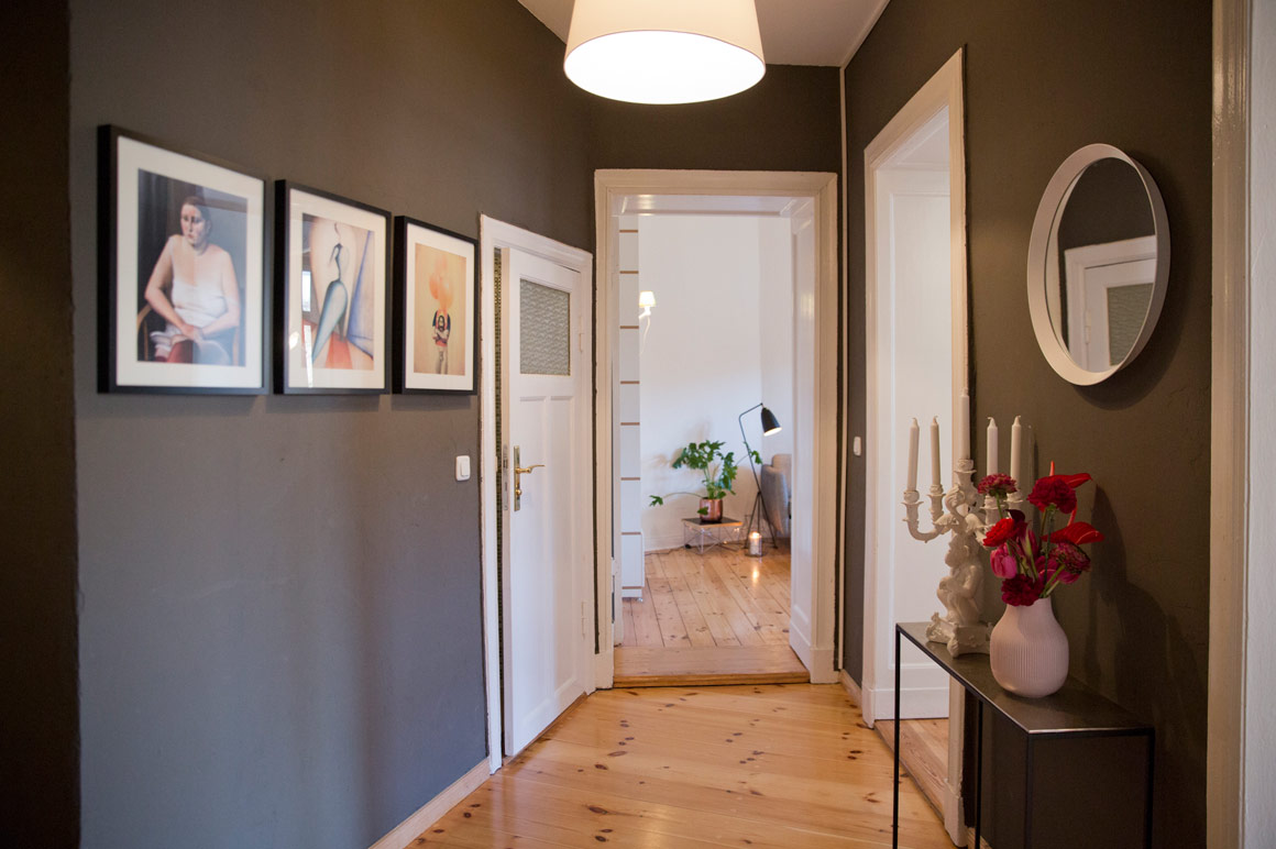 Flur stylen: Dunkle Farbe helle Wirkung