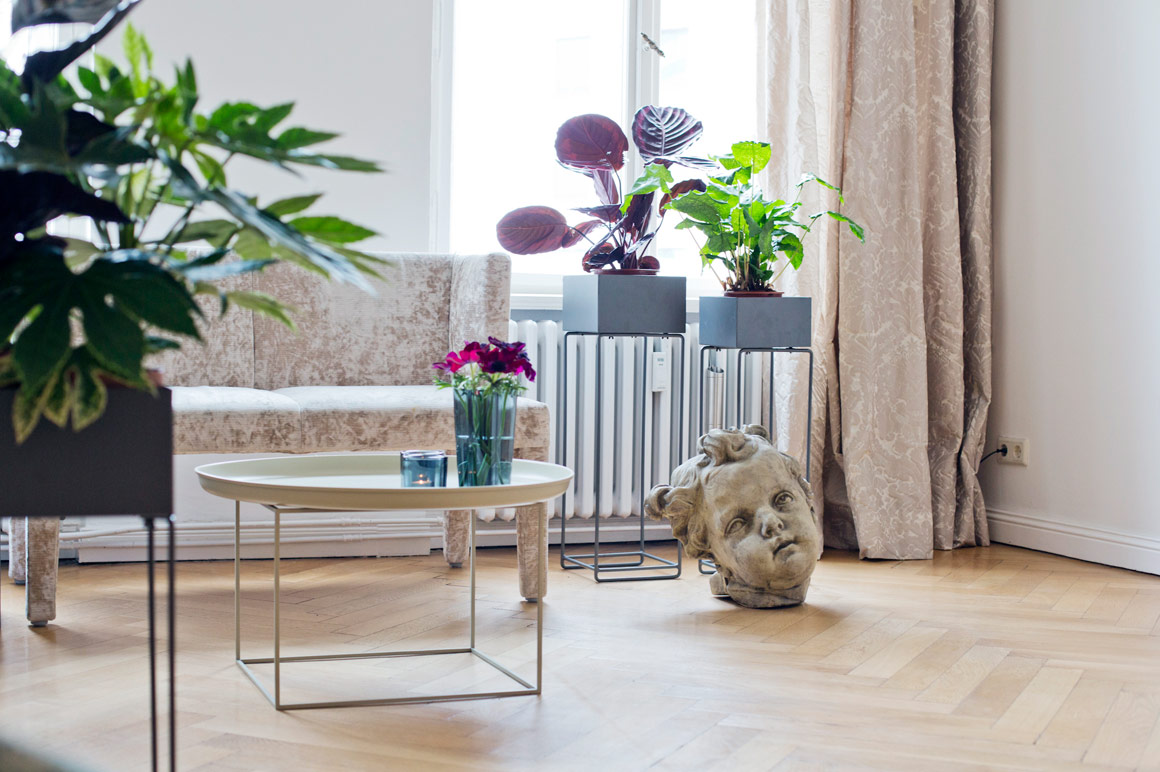 Dekoration Sitzecke mit Beistelltisch, Pflanzen und Büste