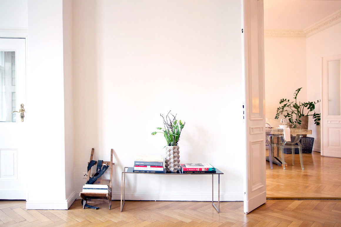 Accessoires: Pflanzen, Bücherstapel